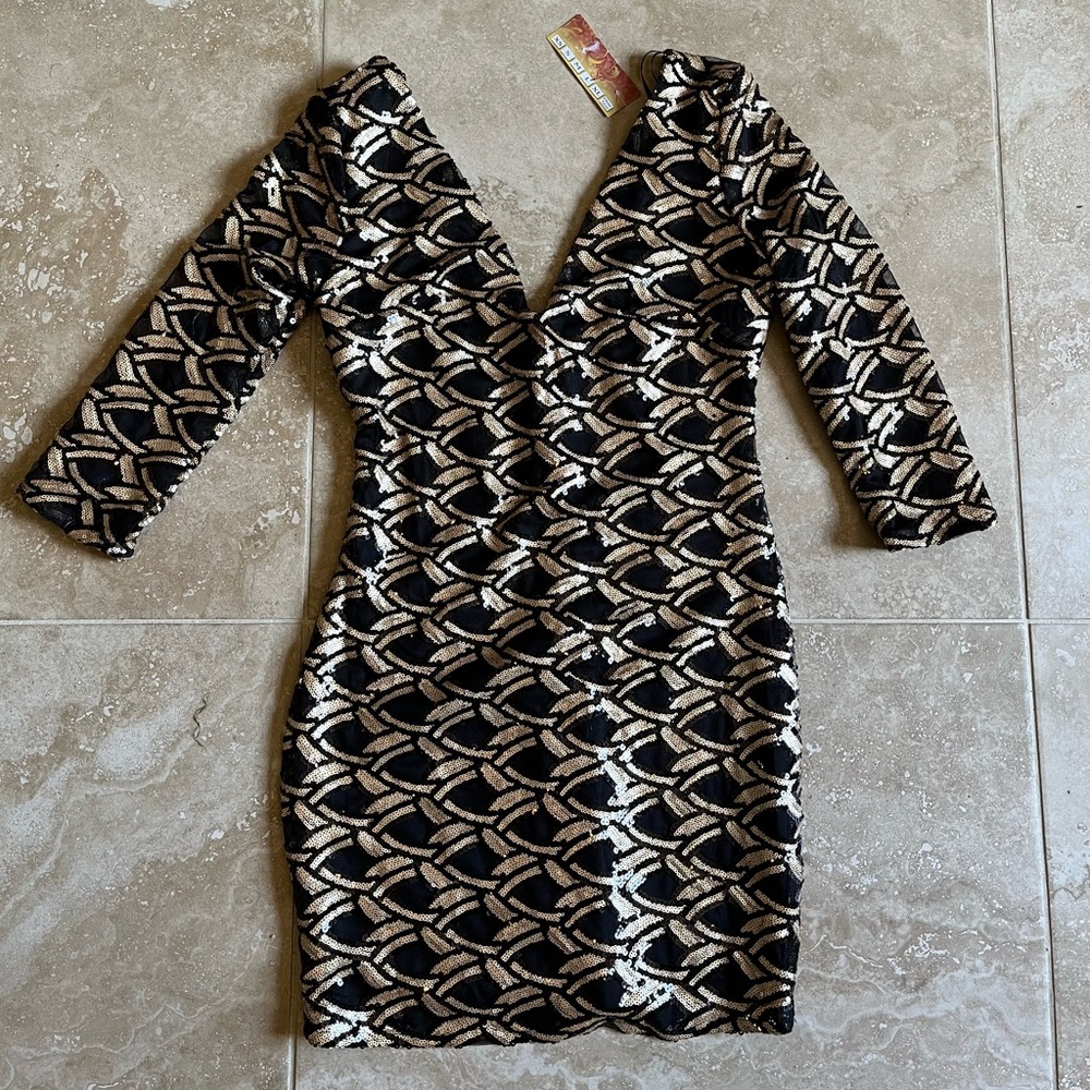 Elegant black and gold sequined v-neck cocktail/party dress NEW WITH TAGS